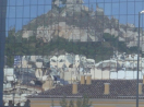 O novo e o velho. O prédio moderno refletindo mais de 3 mil anos de história.