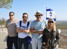 Filósofos clínicos de Criciúma (SC) nas Montanhas de Golan, na fronteira de Israel com a Síria. Atrás, um acampamento da ONU em missão de paz.