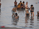 Peregrinos se lavam (ou será que se sujam?) nas águas e lodo do Mar Morto.